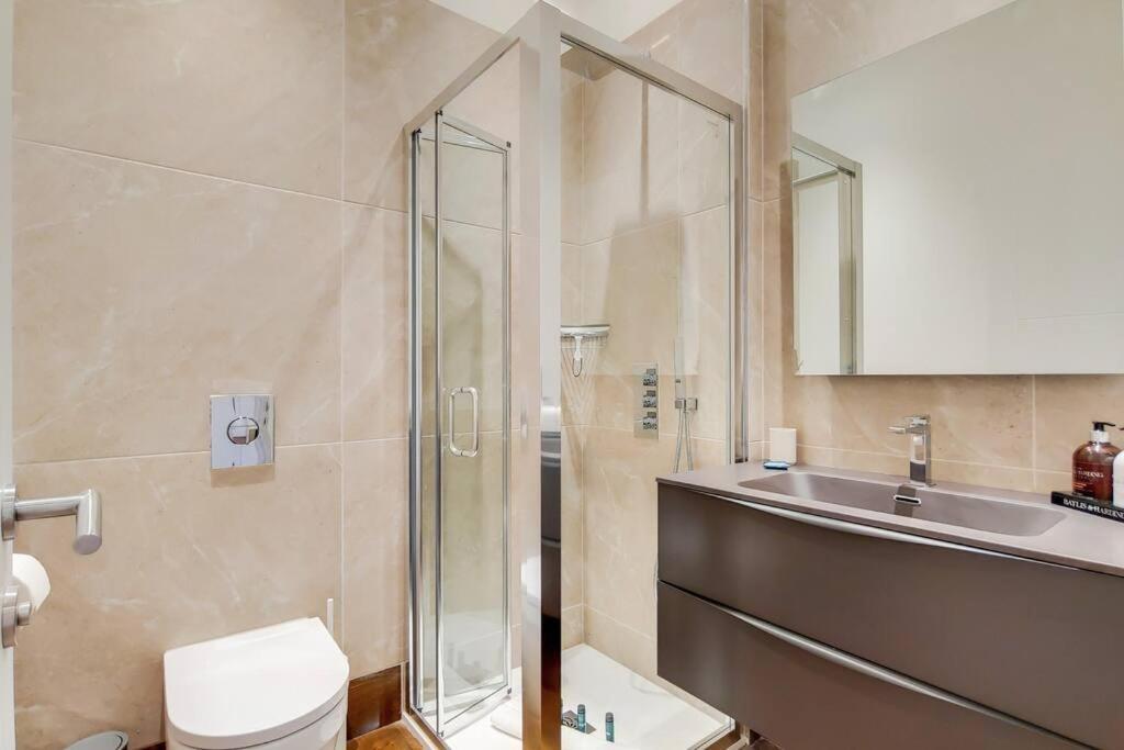 8 Borough - Modern & Elegant 2-bed, 2-bath Apartament *
