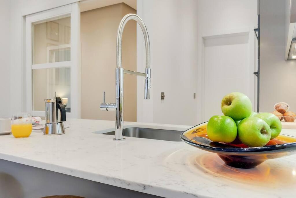8 Borough - Modern & Elegant 2-bed, 2-bath Apartament *