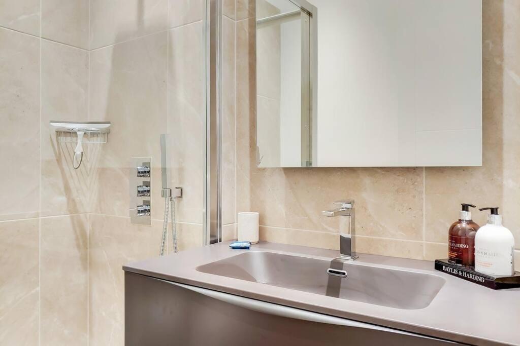 8 Borough - Modern & Elegant 2-bed, 2-bath Apartament *