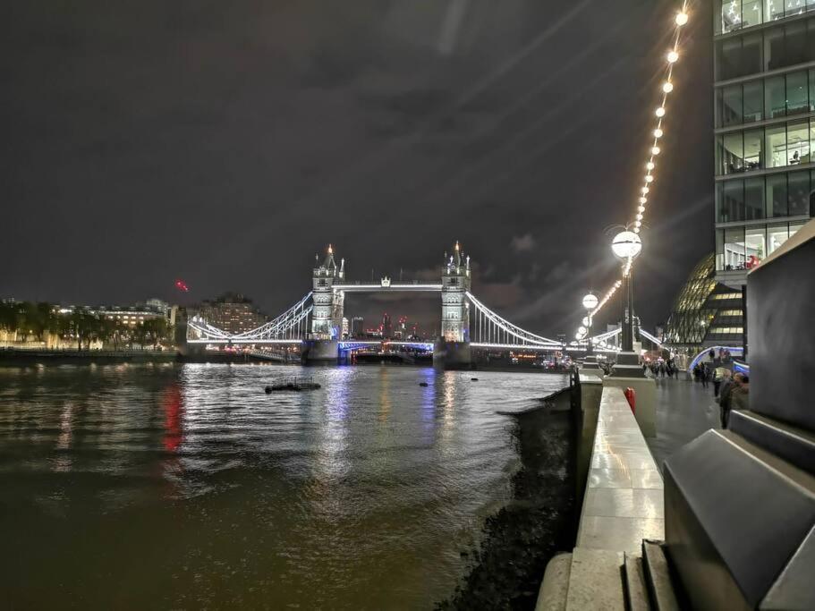 8 Borough - Modern & Elegant 2-bed, 2-bath Apartament Londra